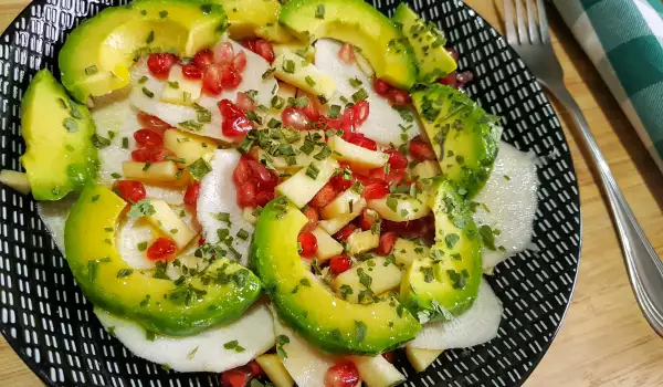 Ensalada nutritiva con granada y aguacate