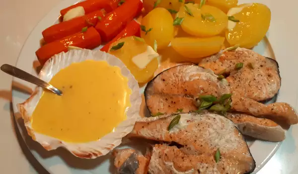 Salmón con verduras al vapor y salsa holandesa