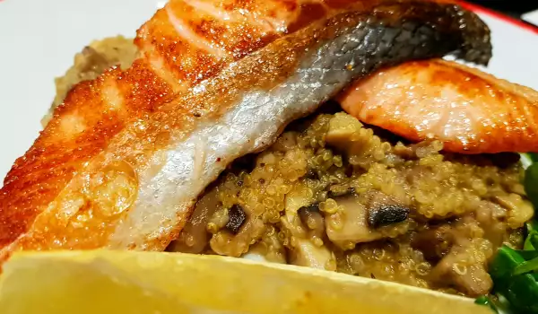 Filete de salmón sobre canapé de quinoa