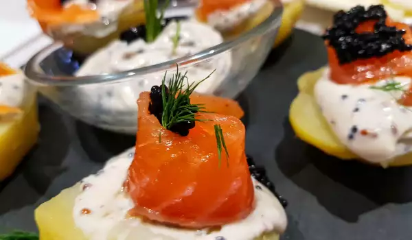 Aperitivo de patatas con salmón y caviar