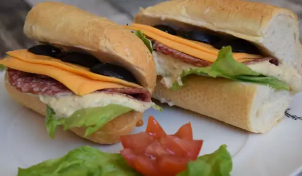 Bocadillos fríos de fiambre con queso crema