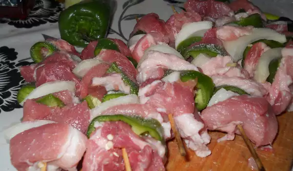 Pinchos de cerdo con pimientos y cebolla