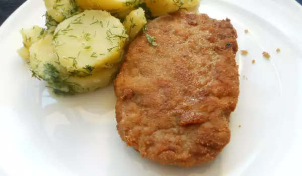 Schnitzels de carne picada con patatas al vapor
