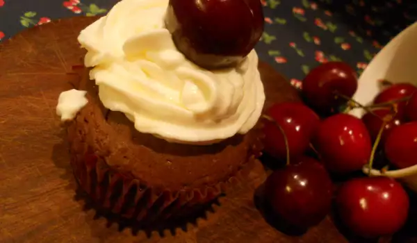 Cupcakes de chocolate con cerezas y queso crema