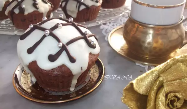 Muffins de chocolate con glaseado de chocolate blanco