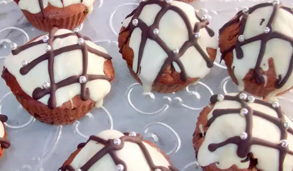 Muffins de chocolate con glaseado de chocolate blanco