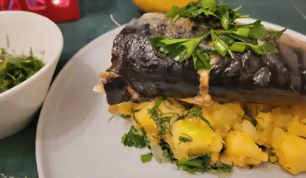 Caballa sobre cama de patata y puerro