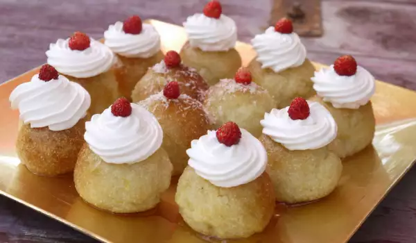 Pastelitos griegos de sémola con yogur