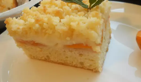 Tarta con albaricoques, nata y migas crujientes