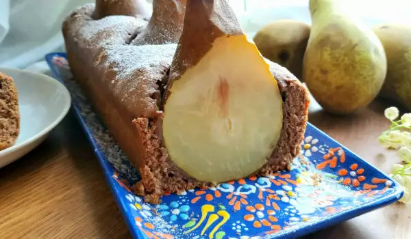 Bizcocho de cacao con peras enteras