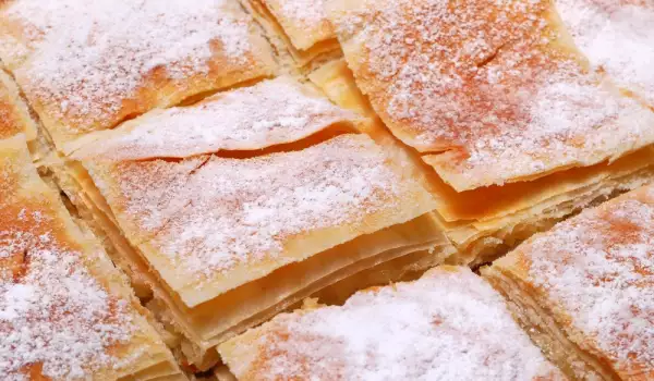 Pastel con azúcar en polvo