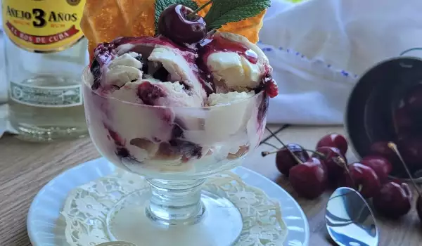 Helado de cerezas al ron