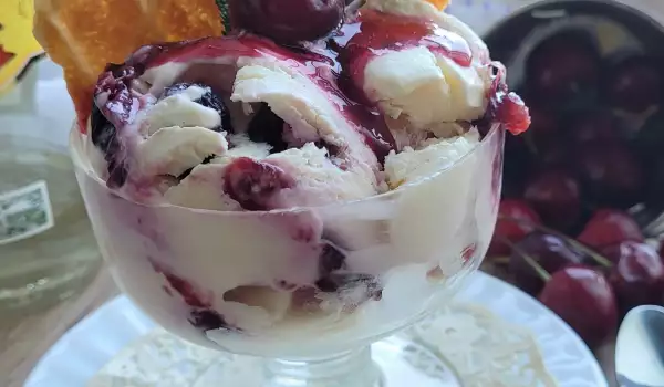 Helado de cerezas al ron