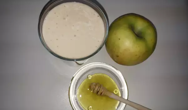 Smoothie saludable de manzana y plátano