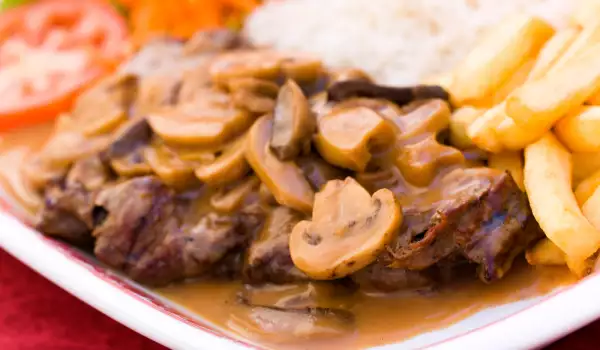 Filetes de aguja de cerdo al horno con champiñones