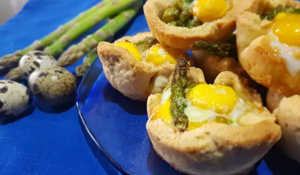 Cestas con huevos de codorniz y espárragos