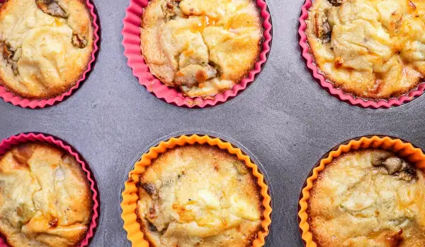 Muffins salados con pollo, setas y aceitunas