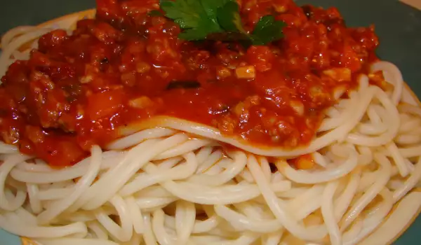 Espaguetis con carne picada y salsa de tomate