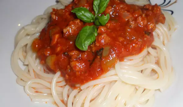 Espaguetis con pesto y carne picada