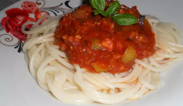 Espaguetis con pesto y carne picada