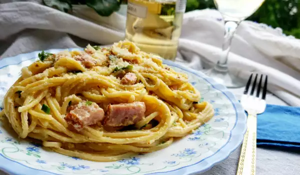 Espaguetis a la Carbonara con Bacon y Nata