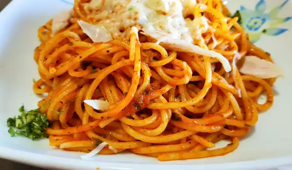 Espaguetis con pollo y tomate