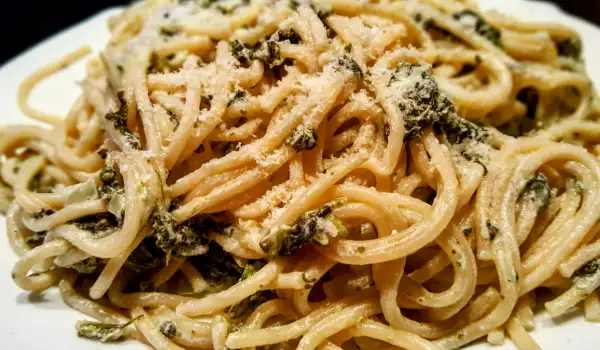 Espaguetis con espinacas, crema y parmesano