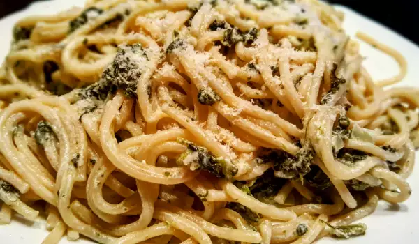 Espaguetis con espinacas, crema y parmesano