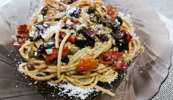 Espaguetis con tomates secos y pesto