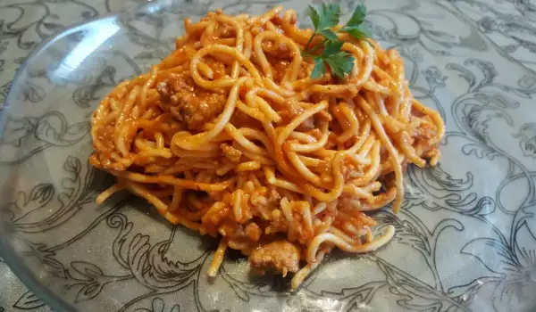 Espaguetis con tomate y carne picada