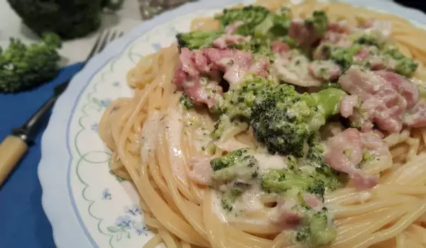 Espaguetis con brócoli y bacon