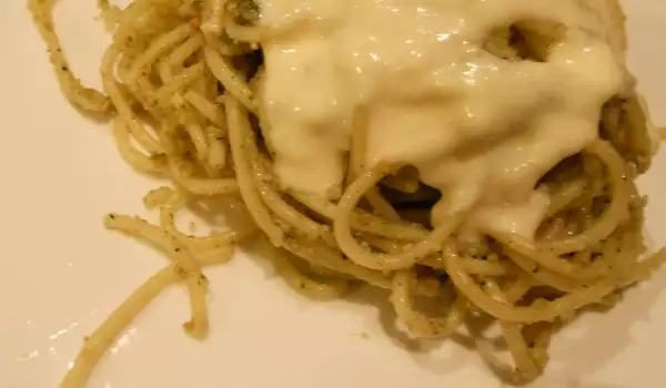 Espaguetis con pesto y nata