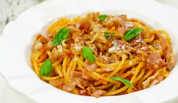 Espaguetis con salsa de tomate y nata