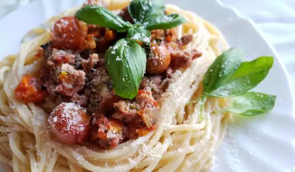 Espaguetis con carne picada de ternera y tomates