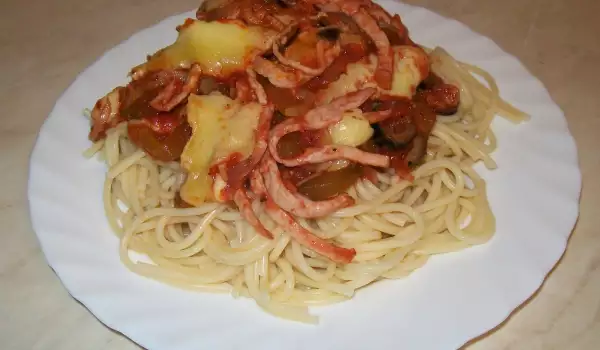 Espaguetis con pollo y salsa de tomate