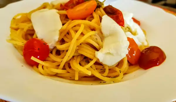 Espaguetis con tomates cherry y mozzarella