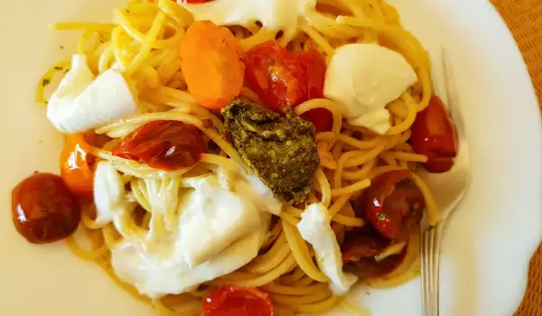 Espaguetis con tomates cherry y mozzarella