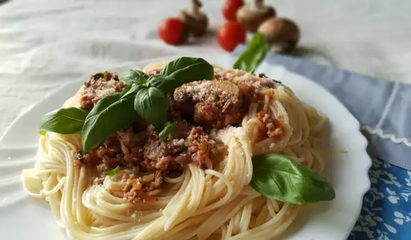 Espaguetis a la boloñesa con champiñones