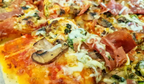Pizza ligera con espinacas, champiñones y calabacín