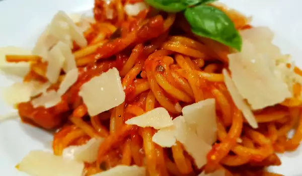 Espaguetis al estilo mediterráneo con tomate