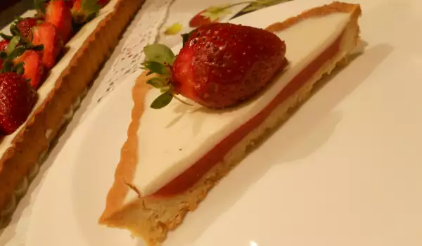 Tarta de panna cotta con fresas y albahaca