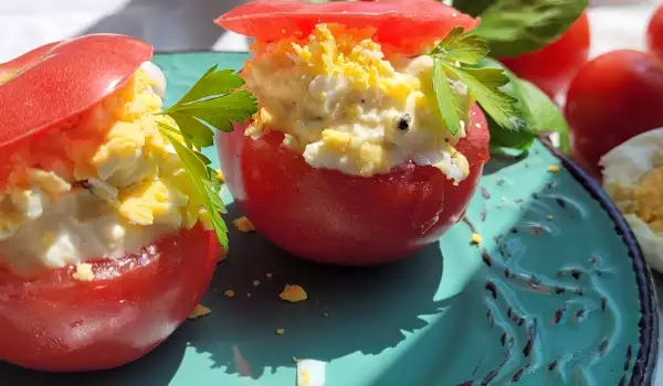 Tomates rellenos de huevo y queso