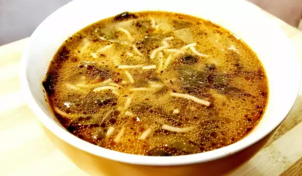 Sopa vegetariana de espinacas, puerros y fideos