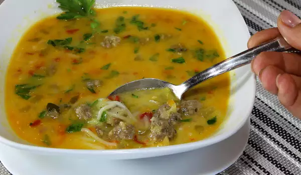 Sopa con bolitas de carne y verduras