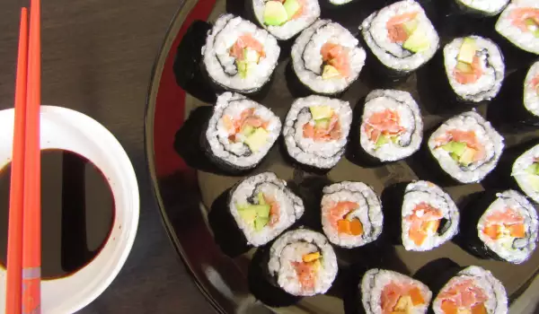 Sushi con aguacate, pepino y salmón ahumado