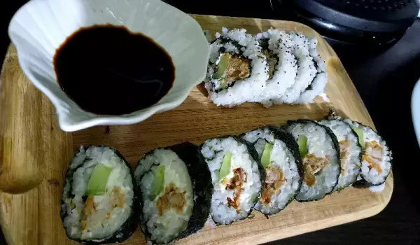 Sushi con filetes de pollo