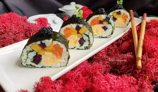 Sushi de huevos y salmón