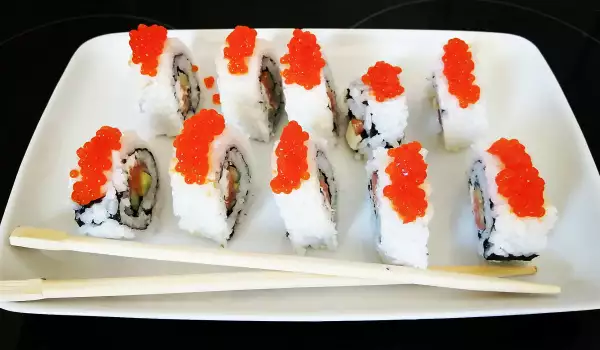 Sushi invertido con huevas de salmón