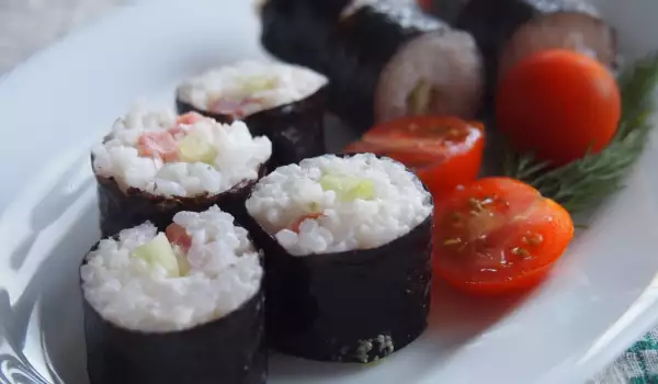 Sushi con salmón, pepino y queso crema
