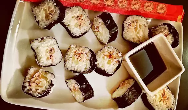 Delicioso sushi con salmón